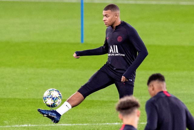 亚马尔与19岁女网红购物被偷拍 她有140多万粉丝