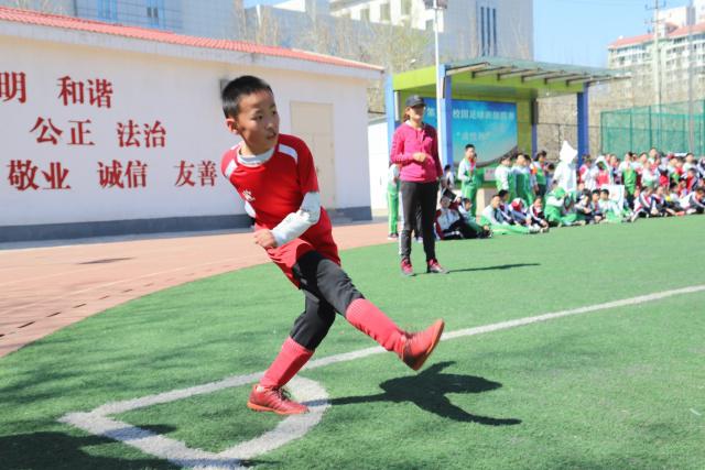 亚马尔与19岁女网红购物被偷拍 她有140多万粉丝